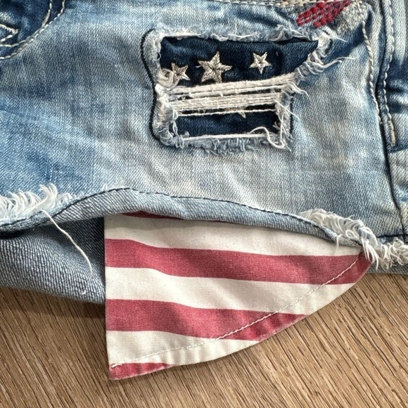 Miss Me Patriotic American Flag Distressed Cutoff Denim Shorts Size 27 - Picture 6 of 15